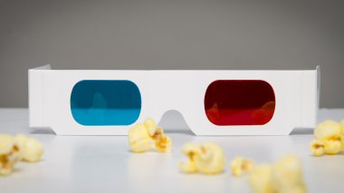 Tek kullanımlık 3d gözlük ve patlamış mısır