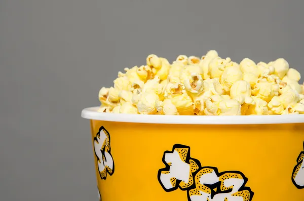 Close-up van grote emmer popcorn — Stockfoto