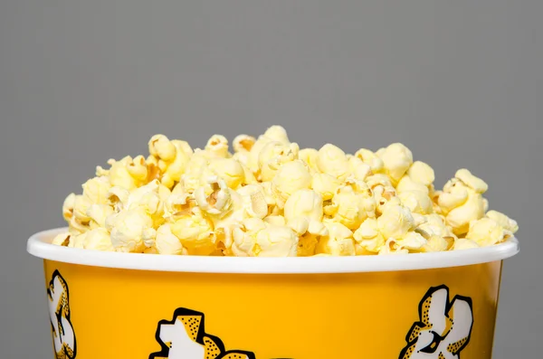 Oben auf einem Eimer Popcorn — Stockfoto