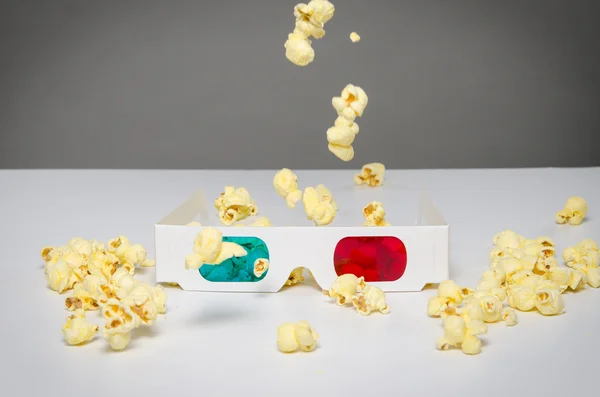 3D-Einweggläser und fallendes Popcorn — Stockfoto