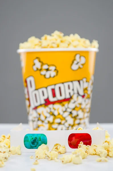 Große Popcorn und 3D-Gläser — Stockfoto