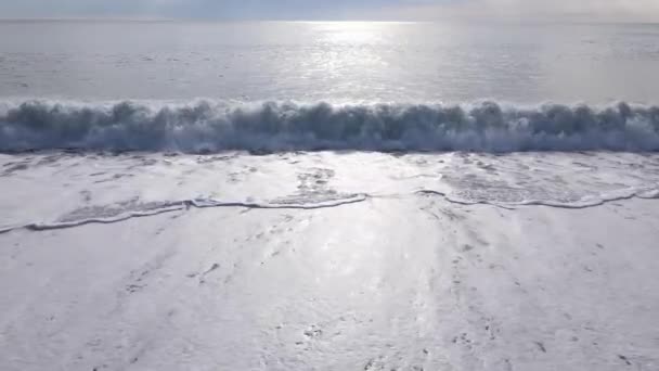 Seascape ve dne: mořská voda u pobřeží — Stock video