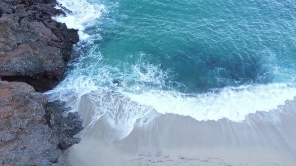 Mare di giorno: acqua di mare vicino alla riva — Video Stock