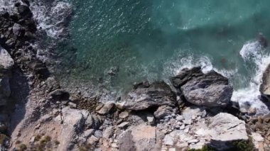 Gündüz deniz manzarası: kıyıya yakın deniz suyu