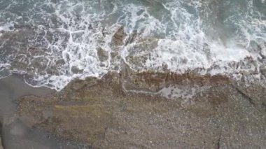 Gündüz deniz manzarası: kıyıya yakın deniz suyu