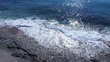 Gündüz deniz manzarası: kıyıya yakın deniz suyu