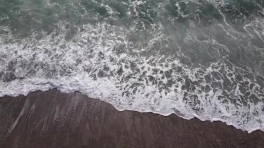 Gündüz deniz manzarası: kıyıya yakın deniz suyu