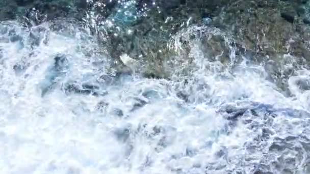 Havslandskap på dagen: havsvatten nära stranden — Stockvideo