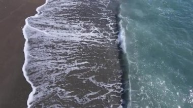 Gündüz deniz manzarası: kıyıya yakın deniz suyu