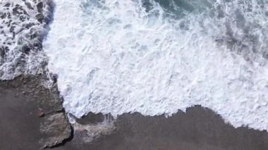 Gündüz deniz manzarası: kıyıya yakın deniz suyu