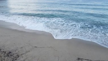 Gündüz deniz manzarası: kıyıya yakın deniz suyu