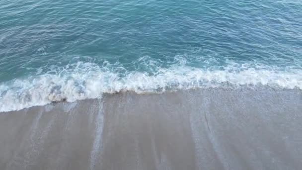 Paisaje marino durante el día: agua de mar cerca de la orilla — Vídeo de stock