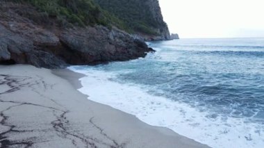 Gündüz deniz manzarası: kıyıya yakın deniz suyu