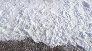 Gündüz deniz manzarası: kıyıya yakın deniz suyu