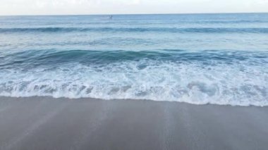 Gündüz deniz manzarası: kıyıya yakın deniz suyu