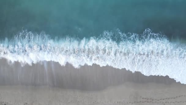 Mare di giorno: acqua di mare vicino alla riva — Video Stock