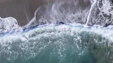 Gündüz deniz manzarası: kıyıya yakın deniz suyu