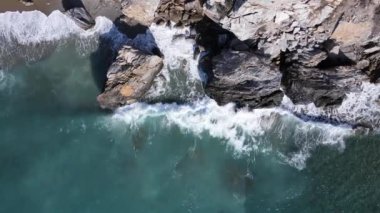 Gündüz deniz manzarası: kıyıya yakın deniz suyu