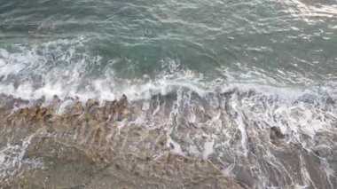 Gündüz deniz manzarası: kıyıya yakın deniz suyu