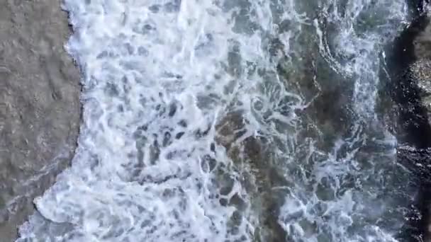 Mare di giorno: acqua di mare vicino alla riva — Video Stock