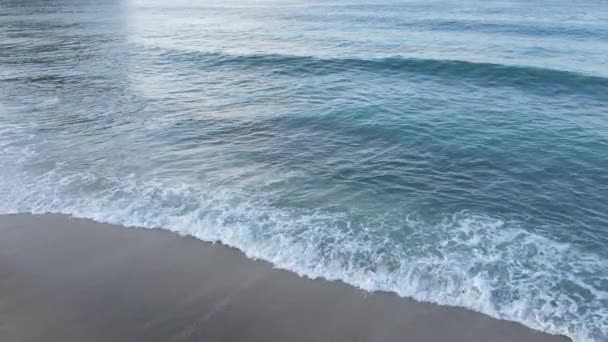 Морський пейзаж вдень: морська вода біля берега — стокове відео