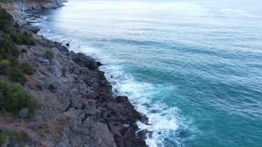 Gündüz deniz manzarası: kıyıya yakın deniz suyu