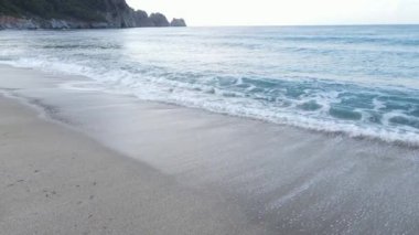 Gündüz deniz manzarası: kıyıya yakın deniz suyu