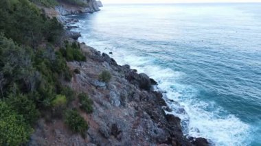 Gündüz deniz manzarası: kıyıya yakın deniz suyu