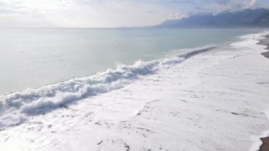 Gündüz deniz manzarası: kıyıya yakın deniz suyu