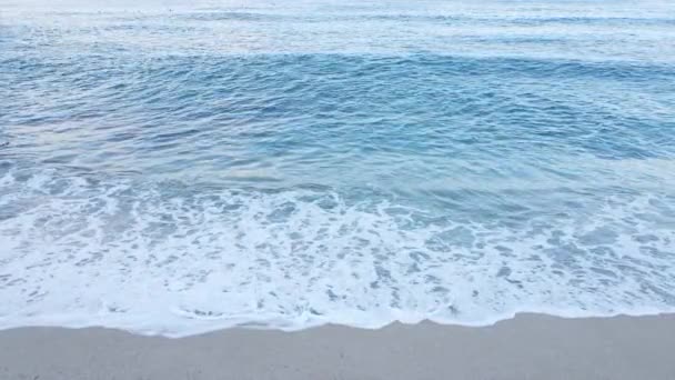 Paisaje marino durante el día: agua de mar cerca de la orilla — Vídeos de Stock