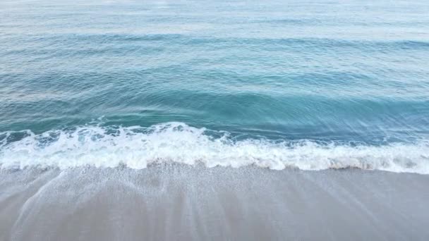 Capa marinha durante o dia: água do mar perto da costa — Vídeo de Stock