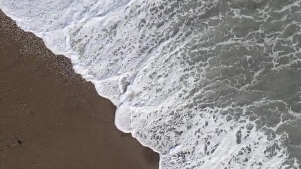 Mare di giorno: acqua di mare vicino alla riva — Video Stock