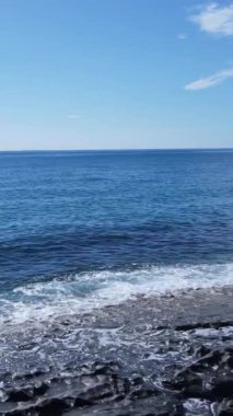 Deniz kıyısındaki deniz suyunun dikey videosu, yavaş çekim.