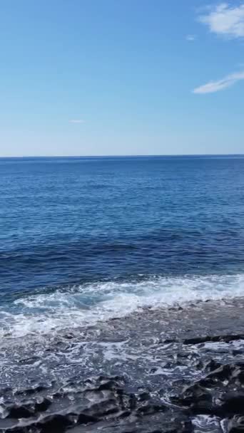 Vertikální video mořské vody u pobřeží, zpomalený pohyb — Stock video