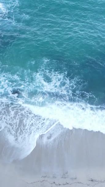 Κάθετη βίντεο με θαλασσινό νερό κοντά στην παραλία, αργή κίνηση — Αρχείο Βίντεο