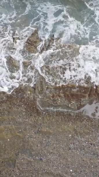 Függőleges videó tengervíz közelében a tengerparton, lassított felvétel — Stock videók