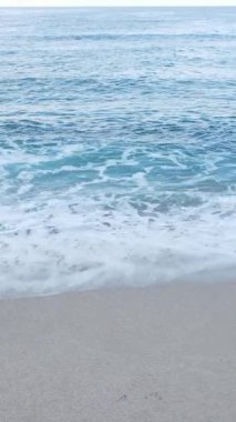 Deniz kıyısındaki deniz suyunun dikey videosu, yavaş çekim.