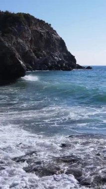 Deniz kıyısındaki deniz suyunun dikey videosu, yavaş çekim.