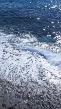 Deniz kıyısındaki deniz suyunun dikey videosu, yavaş çekim.