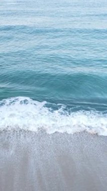 Deniz kıyısındaki deniz suyunun dikey videosu, yavaş çekim.