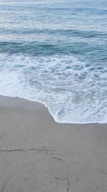 Deniz kıyısındaki deniz suyunun dikey videosu, yavaş çekim.