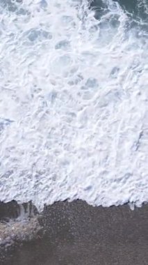 Deniz kıyısındaki deniz suyunun dikey videosu, yavaş çekim.