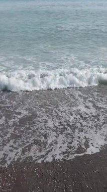 Deniz kıyısındaki deniz suyunun dikey videosu, yavaş çekim.
