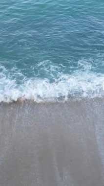 Deniz kıyısındaki deniz suyunun dikey videosu, yavaş çekim.