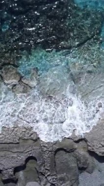 Deniz kıyısındaki deniz suyunun dikey videosu, yavaş çekim.