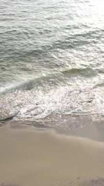 Deniz kıyısındaki deniz suyunun dikey videosu, yavaş çekim.