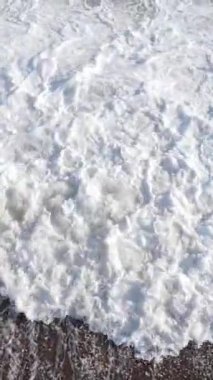 Deniz kıyısındaki deniz suyunun dikey videosu, yavaş çekim.