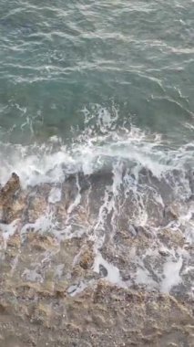Deniz kıyısındaki deniz suyunun dikey videosu, yavaş çekim.