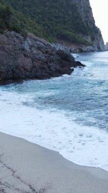 Deniz kıyısındaki deniz suyunun dikey videosu, yavaş çekim.