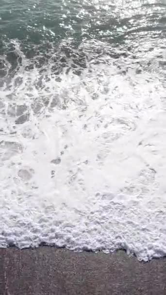 바다 근처에 있는 얕은 물의 수직 영상, 느린 동작 — 비디오